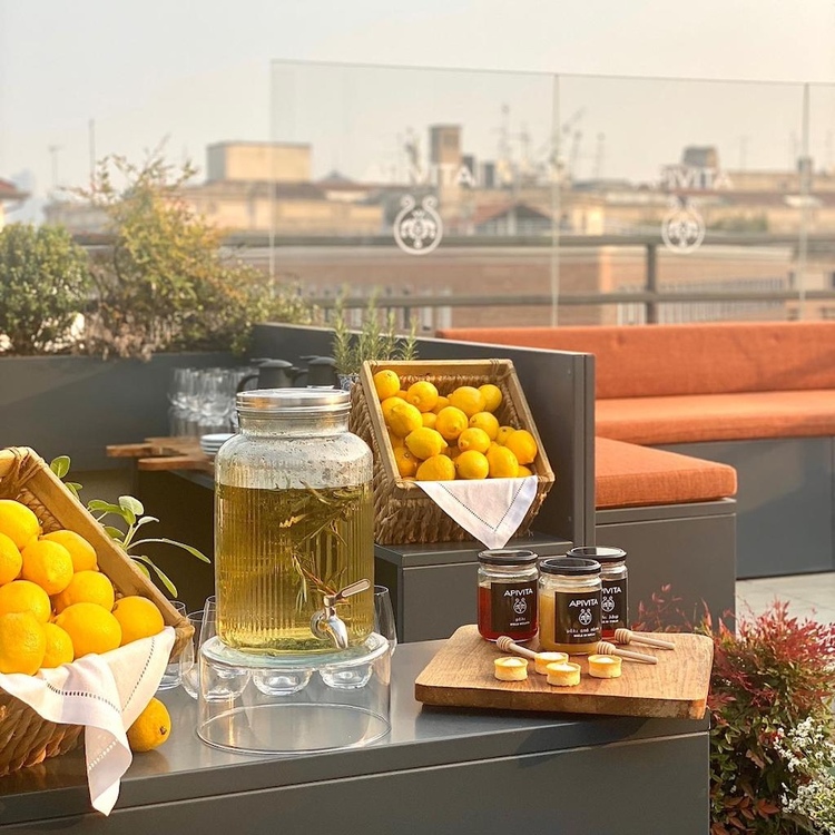 Aperitivo organizzato da Spazio IlluMi Milano per Apivita su rooftop vista tetti Duomo.